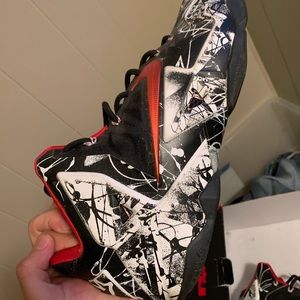 LEBRON XI SIZE 12